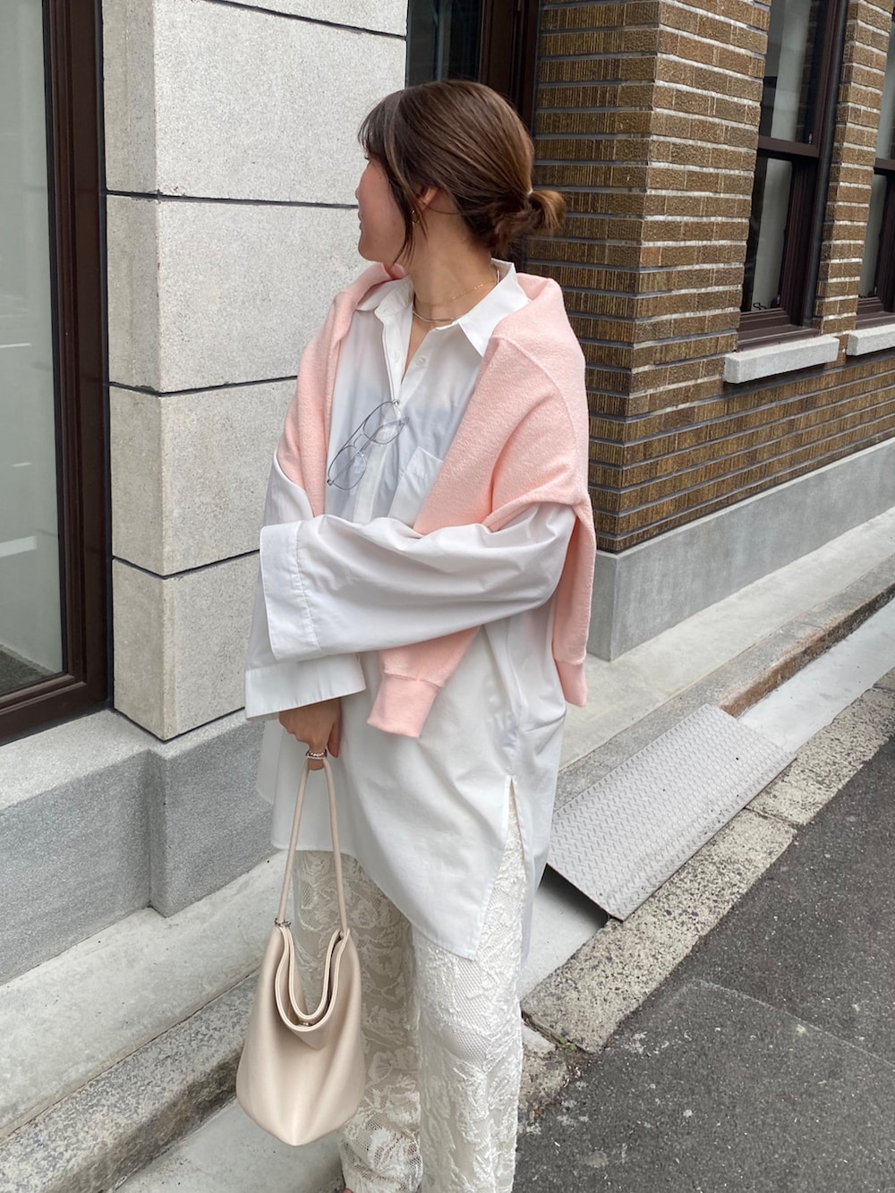 ピンク系のTシャツ/カットソー、ホワイト系のシャツ/ブラウス、ホワイト系のその他パンツを着用したレディースの春コーディネートの9枚目の写真