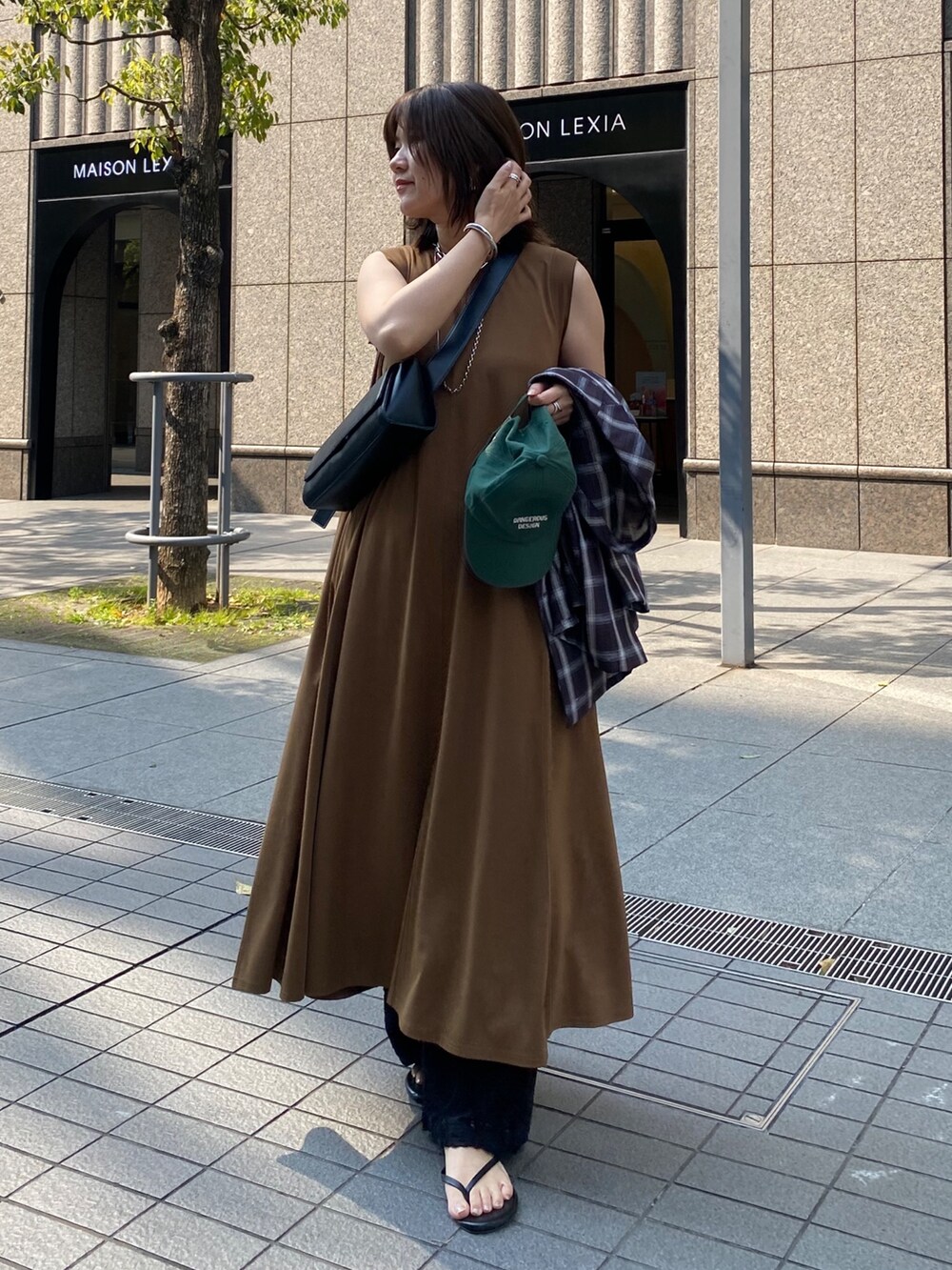 グリーン系のワンピース、ホワイト系のテーラードジャケット、ホワイト系のその他パンツを着用したレディースの春コーディネートの4枚目の写真