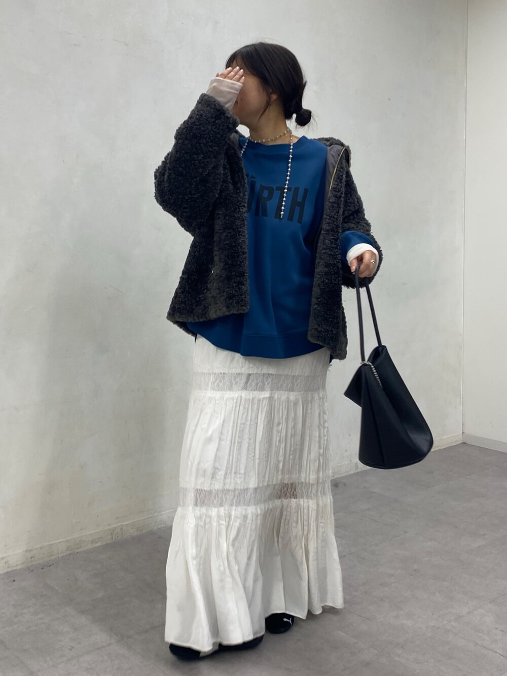 グレー系のその他アウター、ブルー系のTシャツ/カットソー、ブラック系のショルダーバッグを着用したレディースの冬コーディネートの8枚目の写真