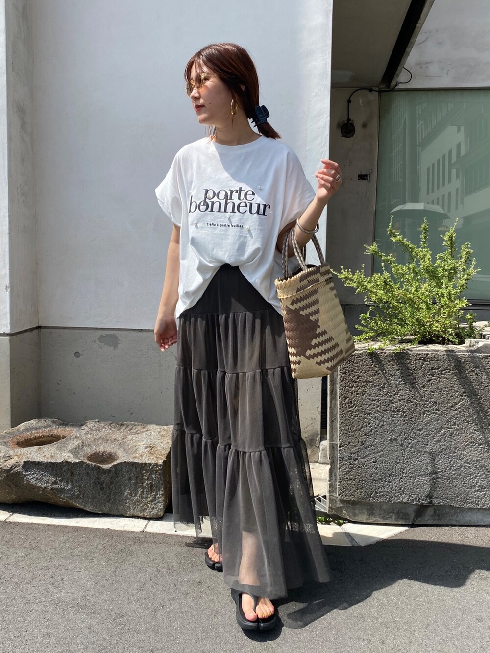 ホワイト系のTシャツ/カットソーを着用したレディースの夏コーディネートの7枚目の写真