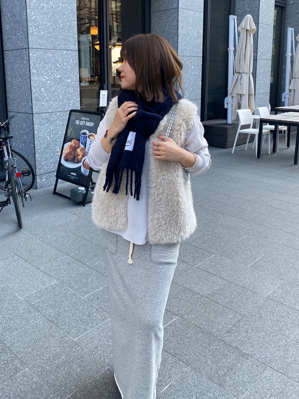 グレー系のシャツ/ブラウス、グレー系のスカートを着用したレディースの冬コーディネートの3枚目の写真