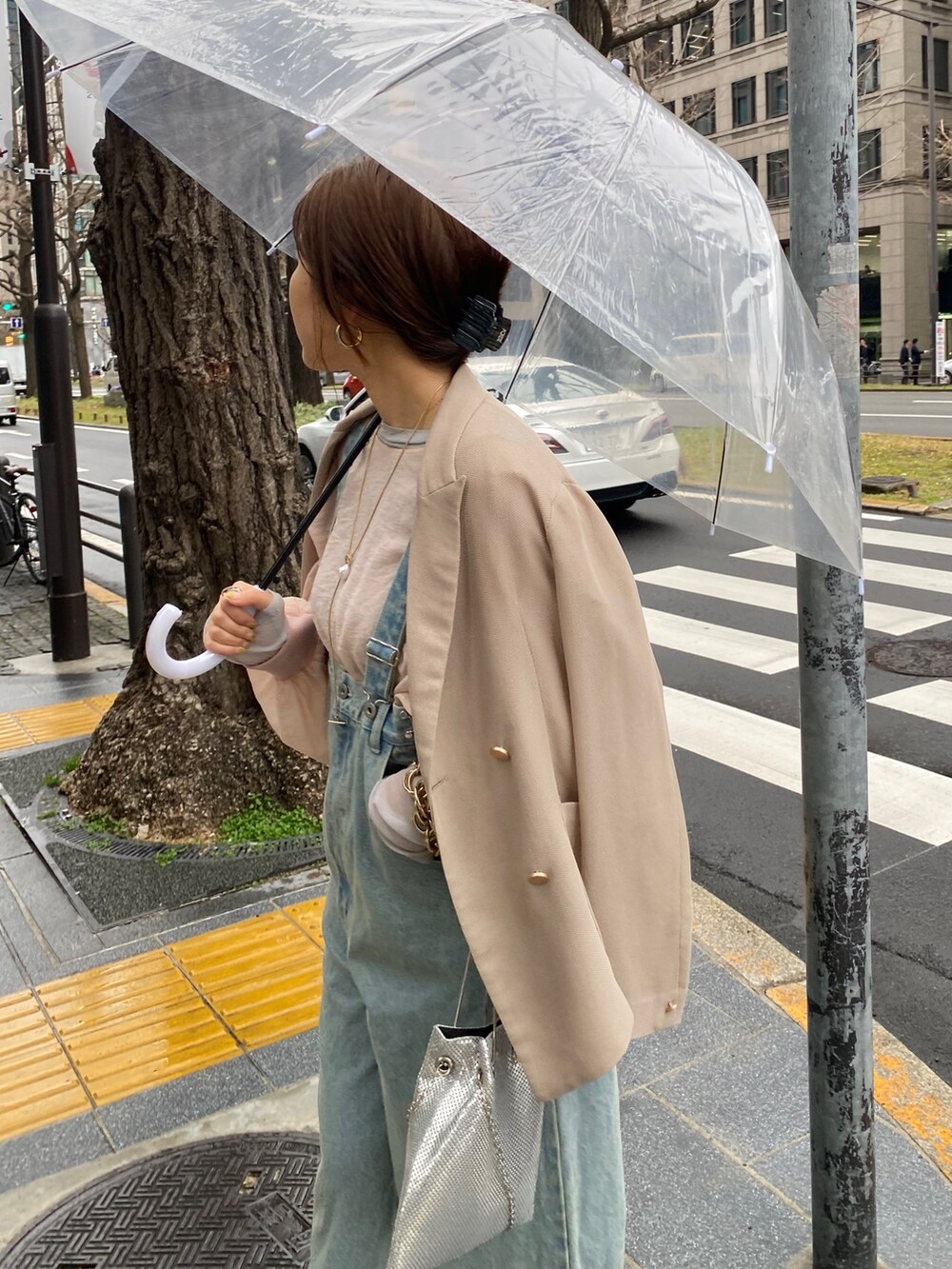 ピンク系のシャツ/ブラウス、ホワイト系のTシャツ/カットソー、ブラック系のサロペット/オーバーオールを着用したレディースの冬コーディネートの5枚目の写真