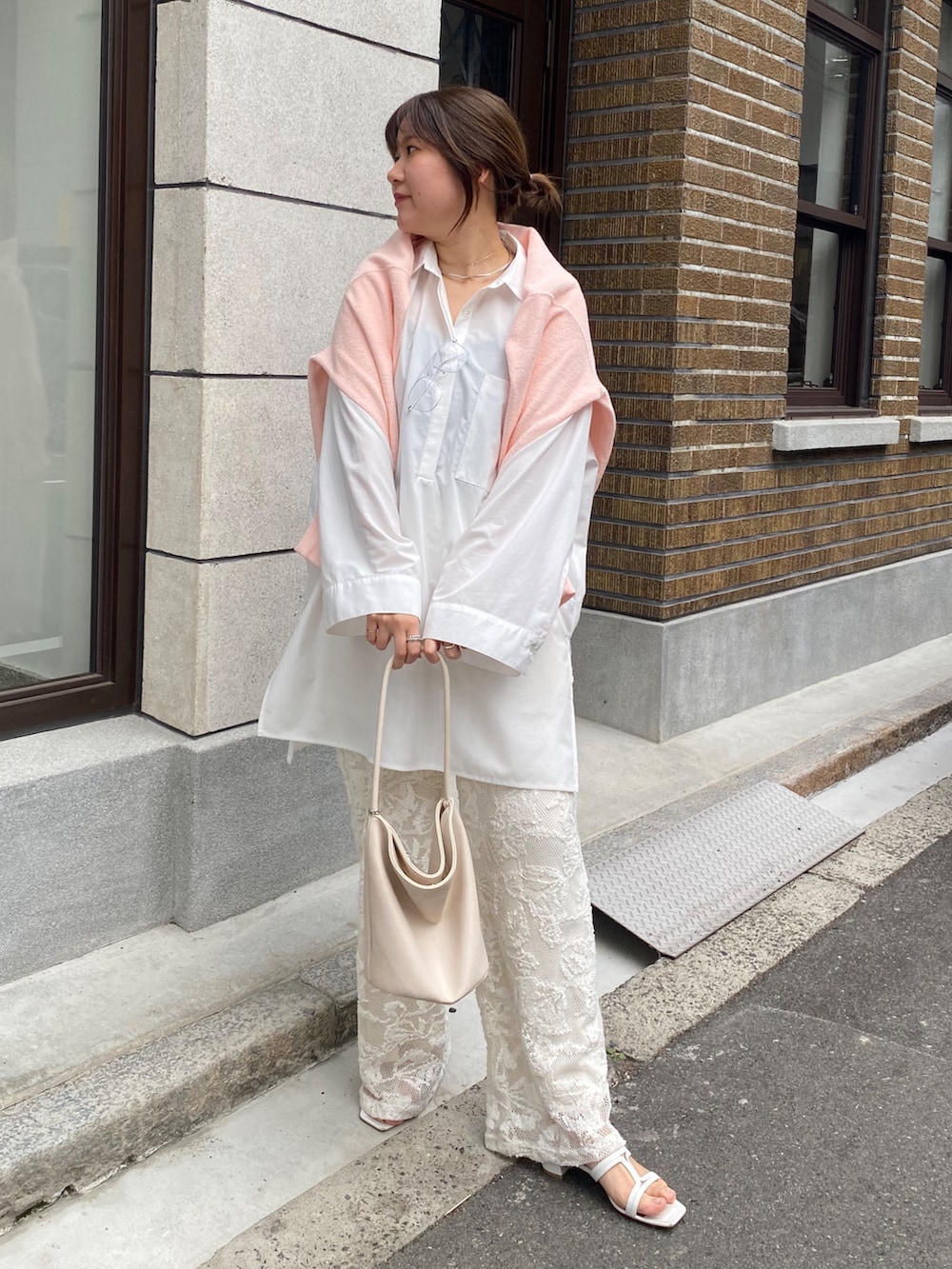 ピンク系のTシャツ/カットソー、ホワイト系のシャツ/ブラウス、ホワイト系のその他パンツを着用したレディースの春コーディネートの3枚目の写真