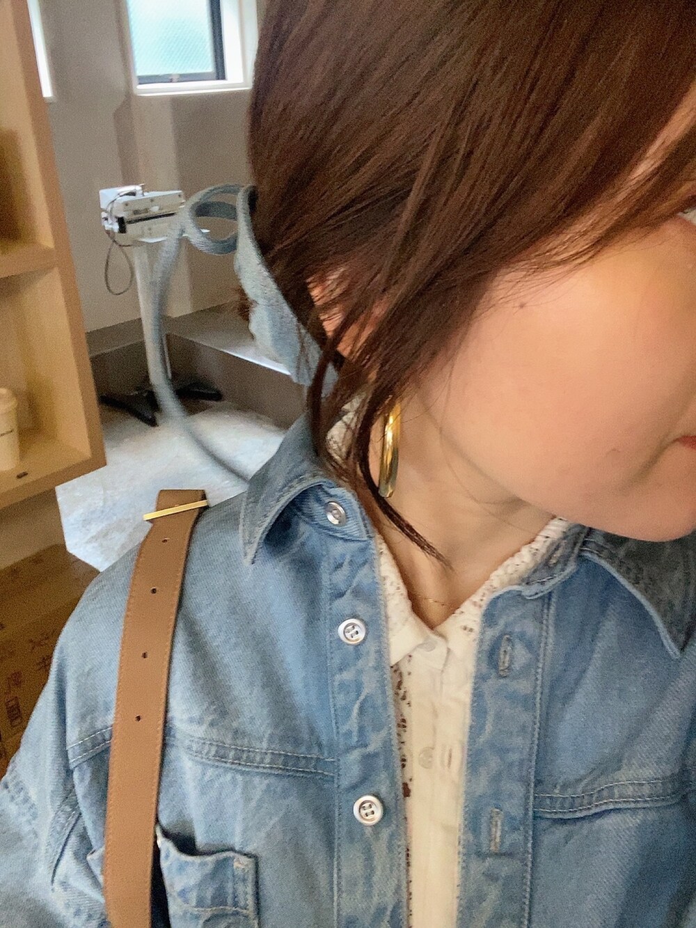 ホワイト系のシャツ/ブラウス、ブルー系のシャツ/ブラウス、ブルー系のその他パンツを着用したレディースの春コーディネートの5枚目の写真