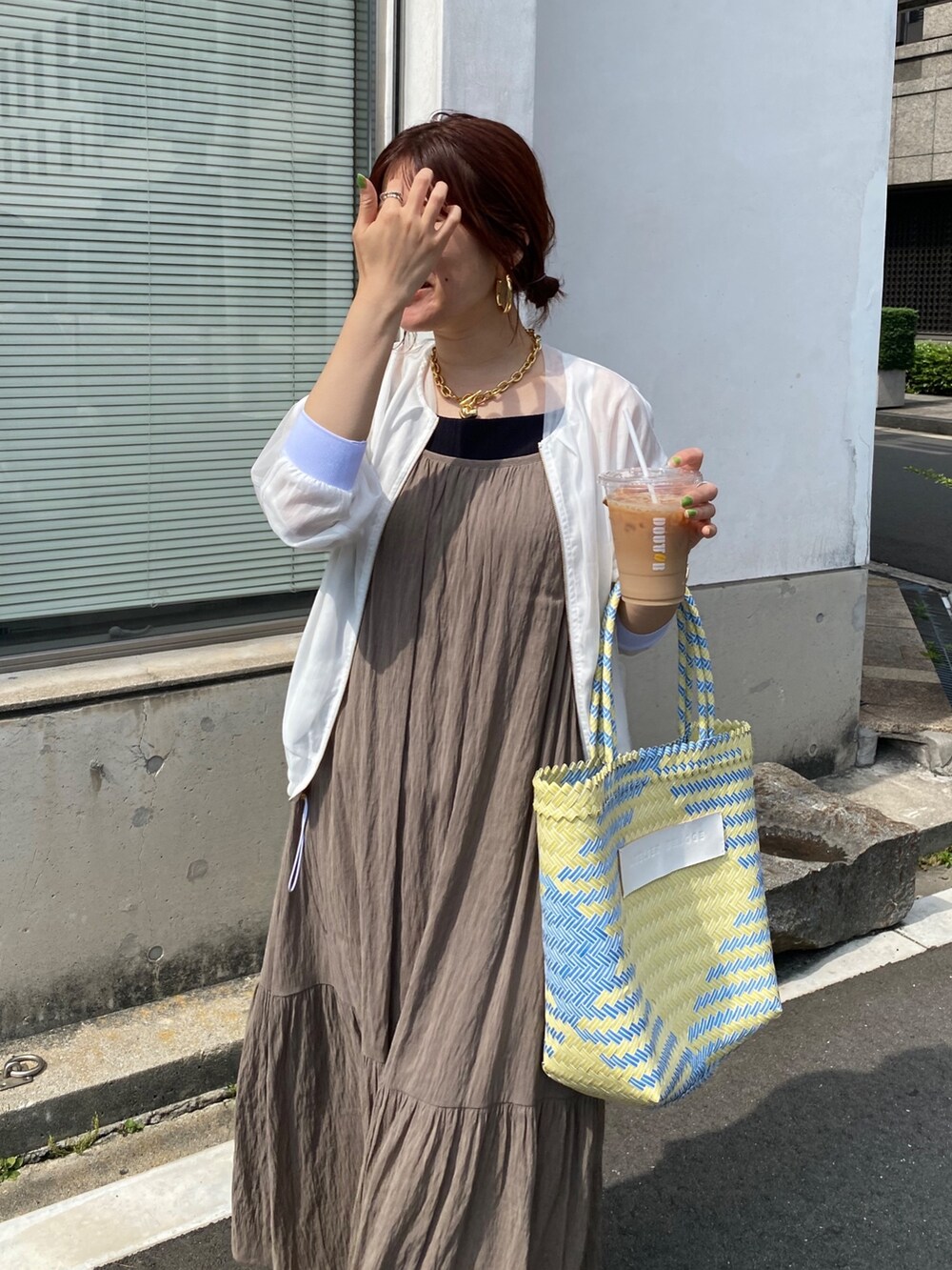 ホワイト系のその他アウター、イエロー系のかごバッグを着用したレディースの夏コーディネートの8枚目の写真