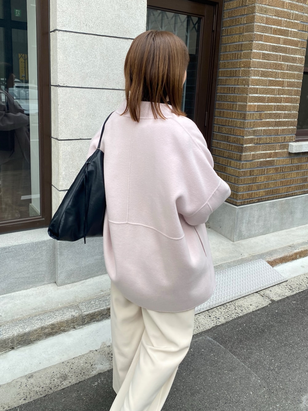 ピンク系のその他アウター、ピンク系のシャツ/ブラウス、ピンク系のTシャツ/カットソーを着用したレディースの春コーディネートの3枚目の写真