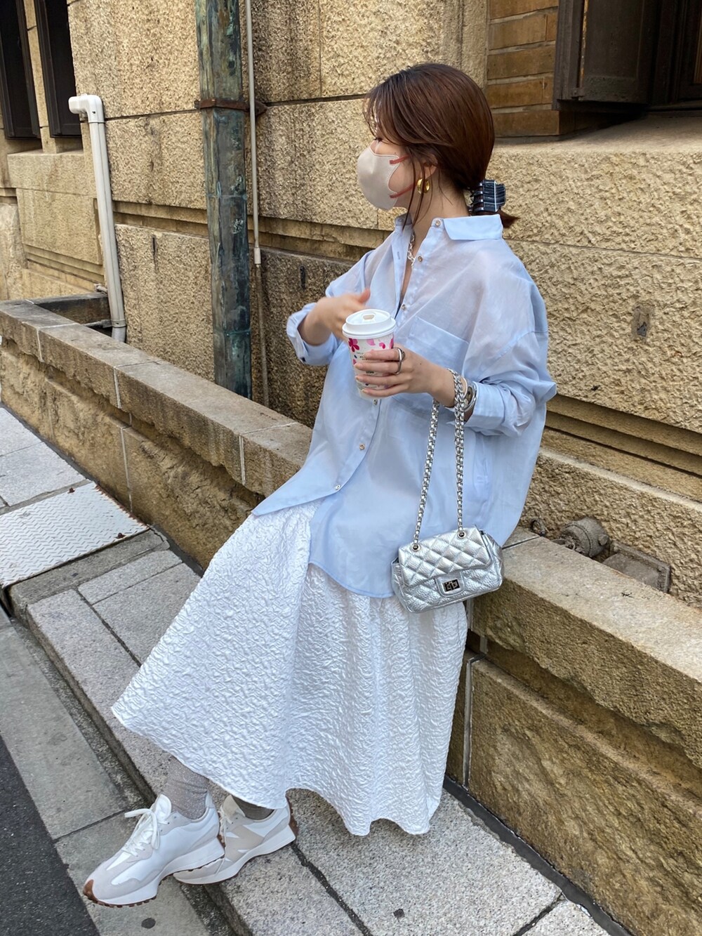 ブルー系のシャツ/ブラウス、ホワイト系のスカート、ホワイト系のスニーカーを着用したレディースの春コーディネートの2枚目の写真