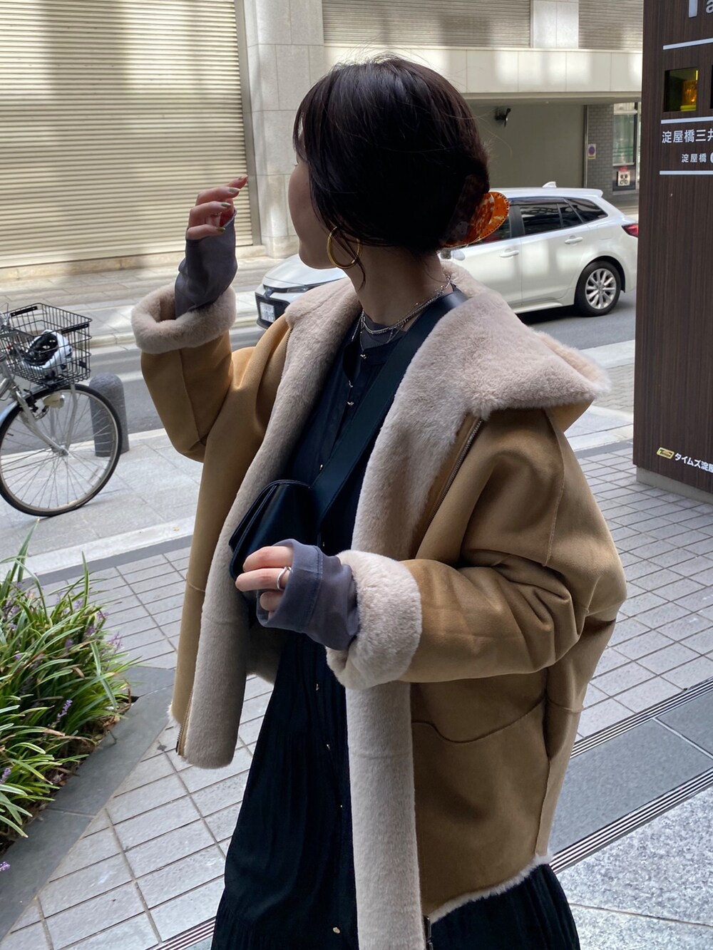 ブラック系のワンピース、ブラック系のショルダーバッグ、グレー系のTシャツ/カットソーを着用したレディースの秋コーディネートの3枚目の写真