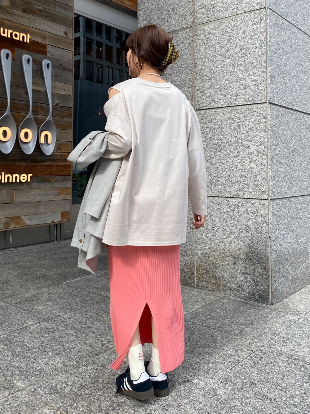 ピンク系のスカート、グレー系のテーラードジャケット、ブルー系のショルダーバッグを着用したレディースの冬コーディネートの5枚目の写真