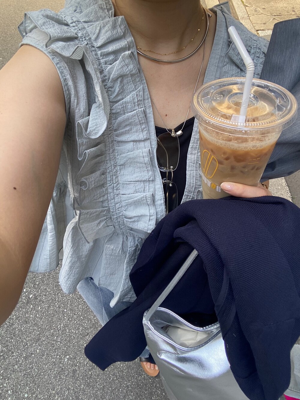 グレー系のシャツ/ブラウス、ブルー系のデニムパンツ、シルバー系のショルダーバッグを着用したレディースの夏コーディネートの3枚目の写真