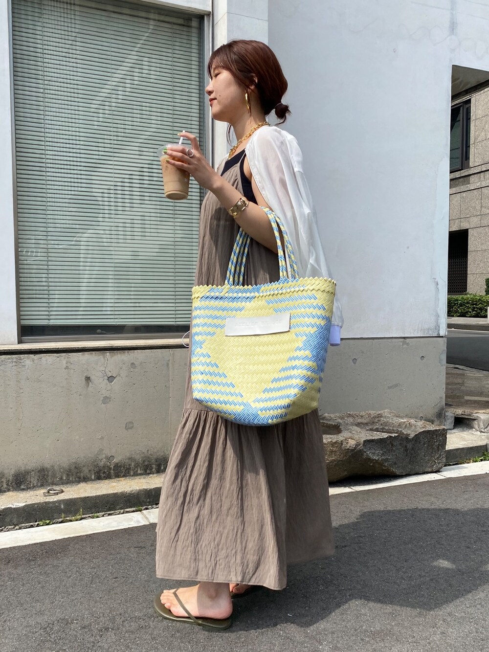 ホワイト系のその他アウター、イエロー系のかごバッグを着用したレディースの夏コーディネートの2枚目の写真