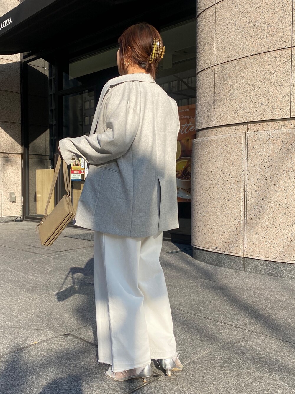 ピンク系のタンクトップ、ホワイト系のサロペット/オーバーオール、グレー系のテーラードジャケットを着用したレディースの春コーディネートの6枚目の写真