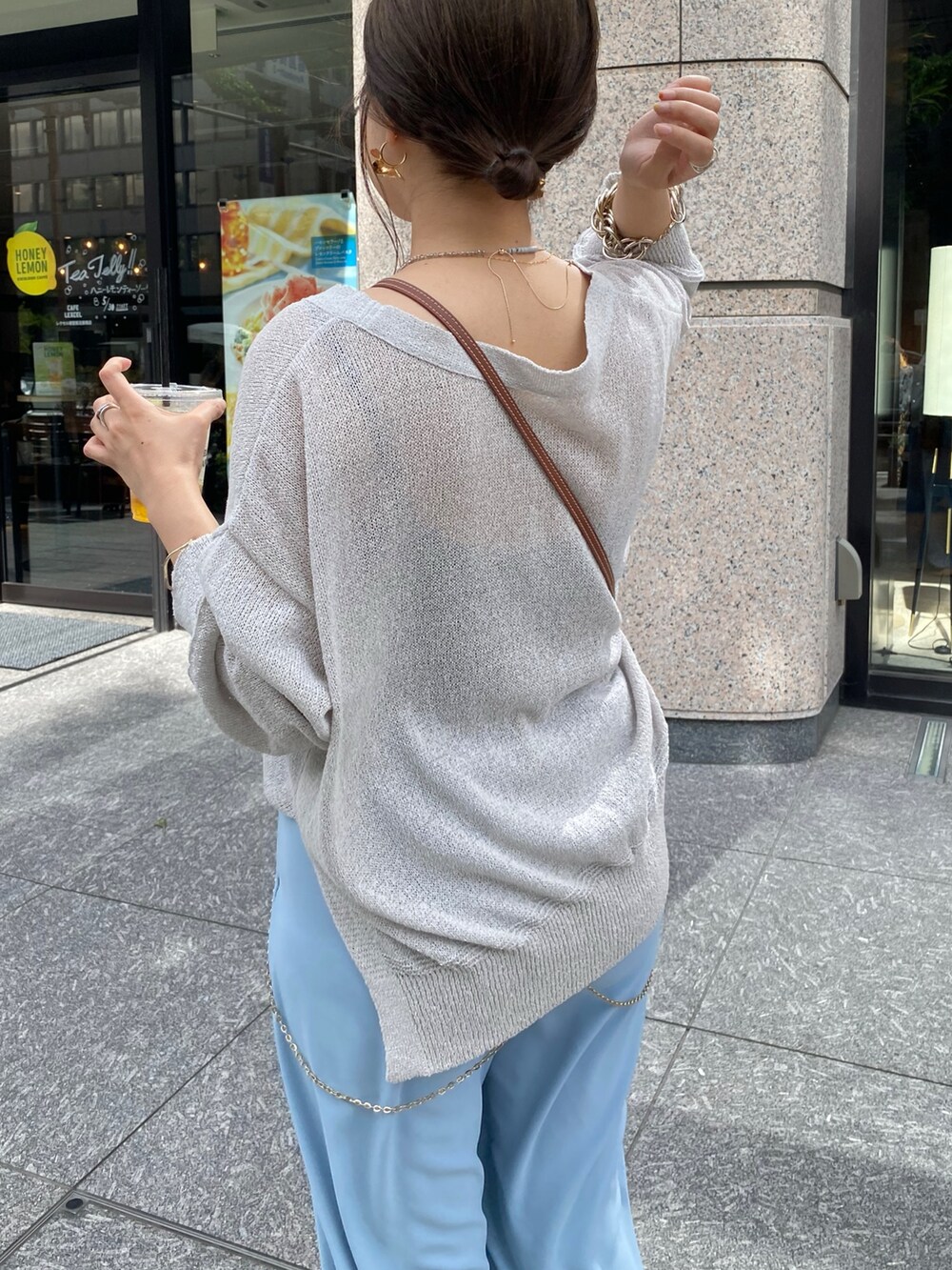 グレー系のカーディガン/ボレロ、ブルー系のスラックス、ゴールド系のサスペンダーを着用したレディースの夏コーディネートの7枚目の写真