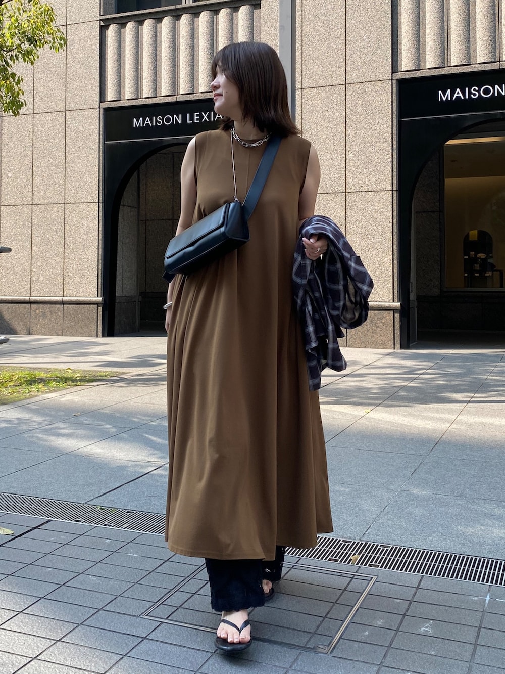 グリーン系のワンピース、ホワイト系のテーラードジャケット、ホワイト系のその他パンツを着用したレディースの春コーディネートの9枚目の写真