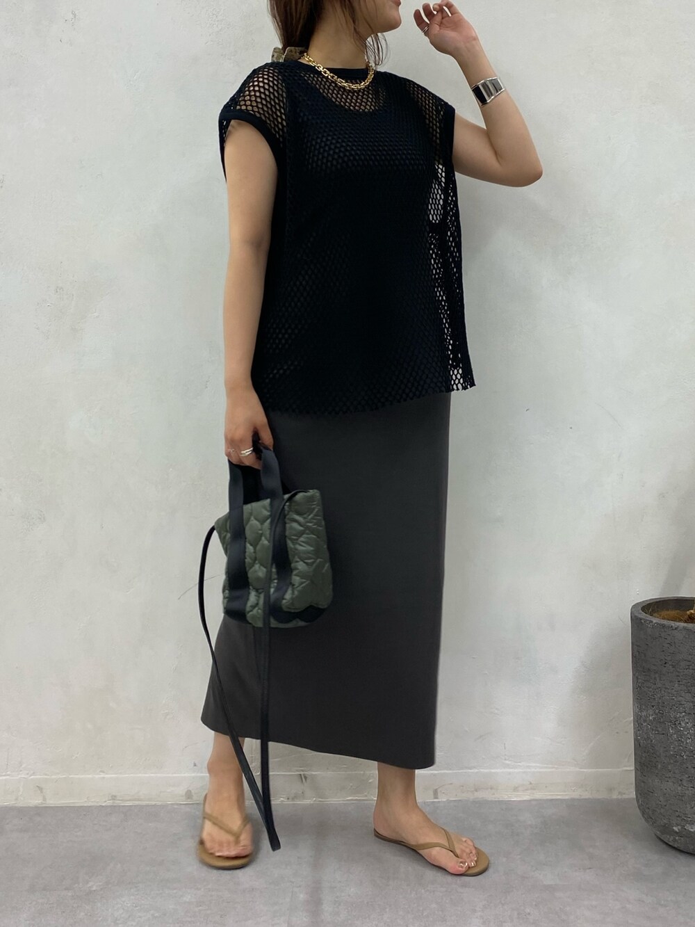 ブラック系のワンピース、ベージュ系のその他シューズを着用したレディースの夏コーディネートの5枚目の写真