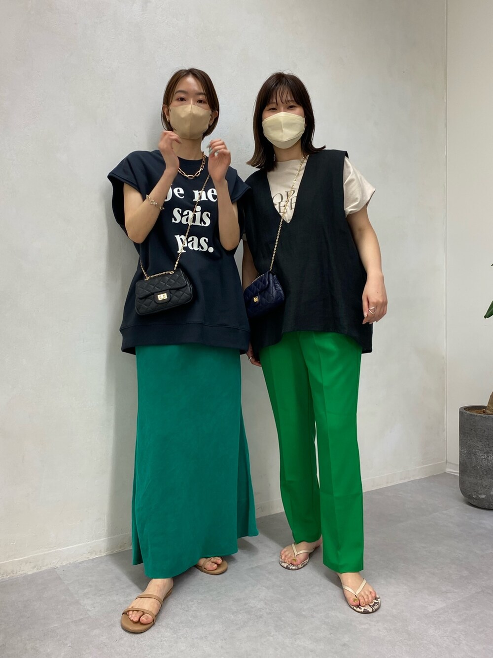 グレー系のTシャツ/カットソー、ホワイト系のTシャツ/カットソー、ブラック系のベストを着用したレディースの夏コーディネートの2枚目の写真