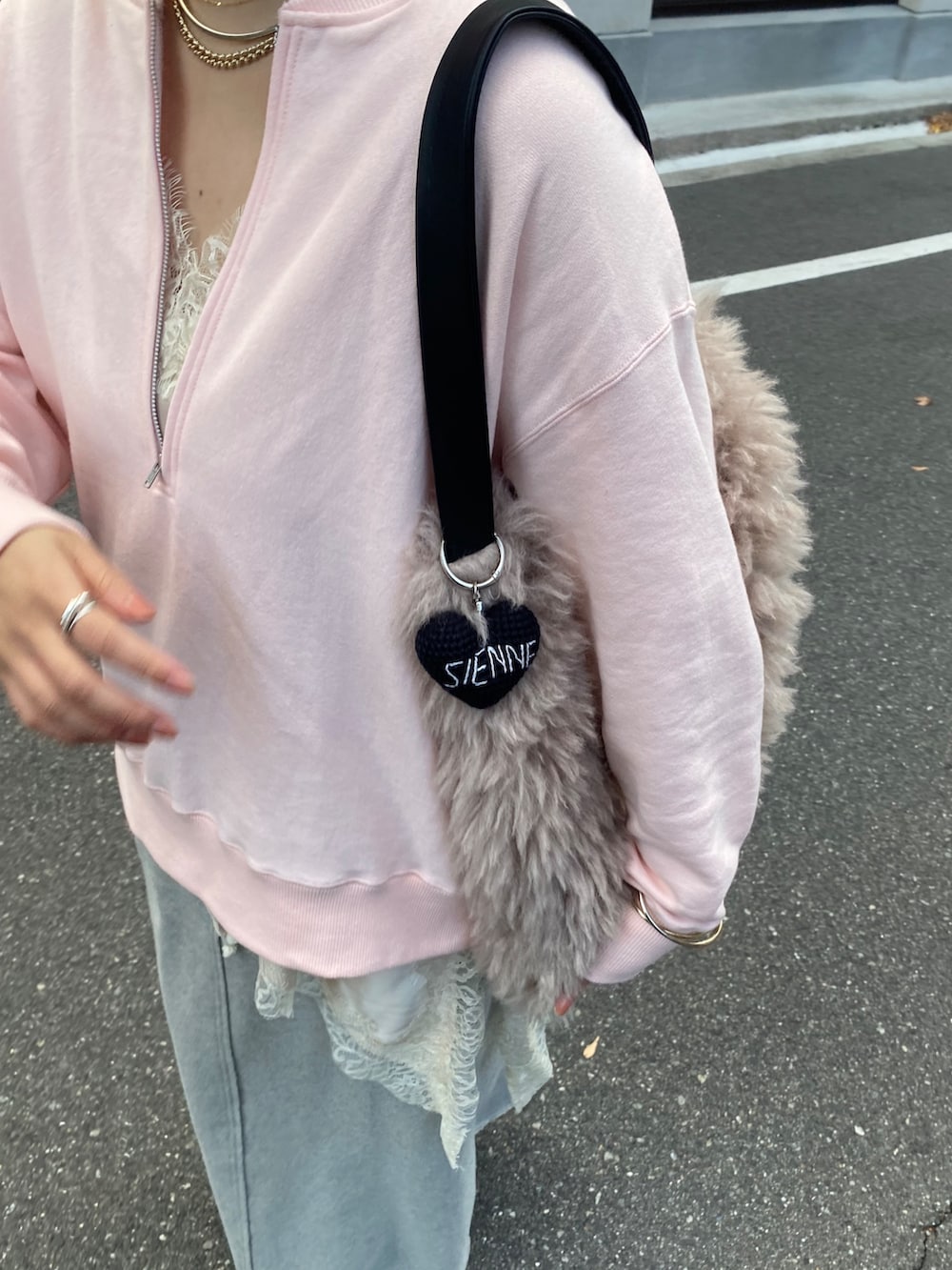 ピンク系のスウェット、ベージュ系のキャミソール、グレー系のスカートを着用したレディースの冬コーディネートの4枚目の写真