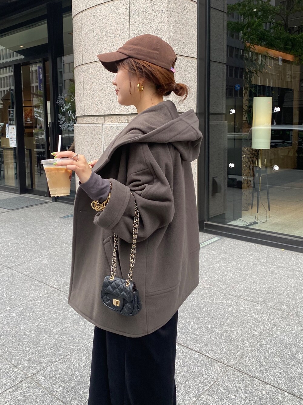 ブラウン系のその他アウター、ブラック系のサロペット/オーバーオールを着用したレディースの冬コーディネートの4枚目の写真