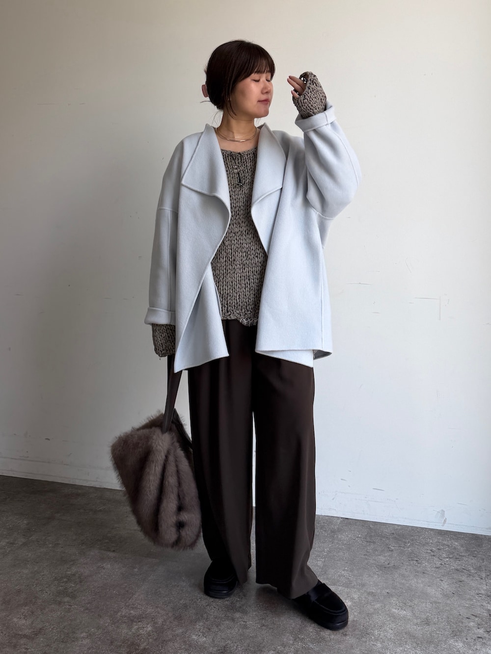 ブルー系のその他アウター、グレー系のニット/セーター、ホワイト系のシャツ/ブラウスを着用したレディースの秋コーディネートの5枚目の写真