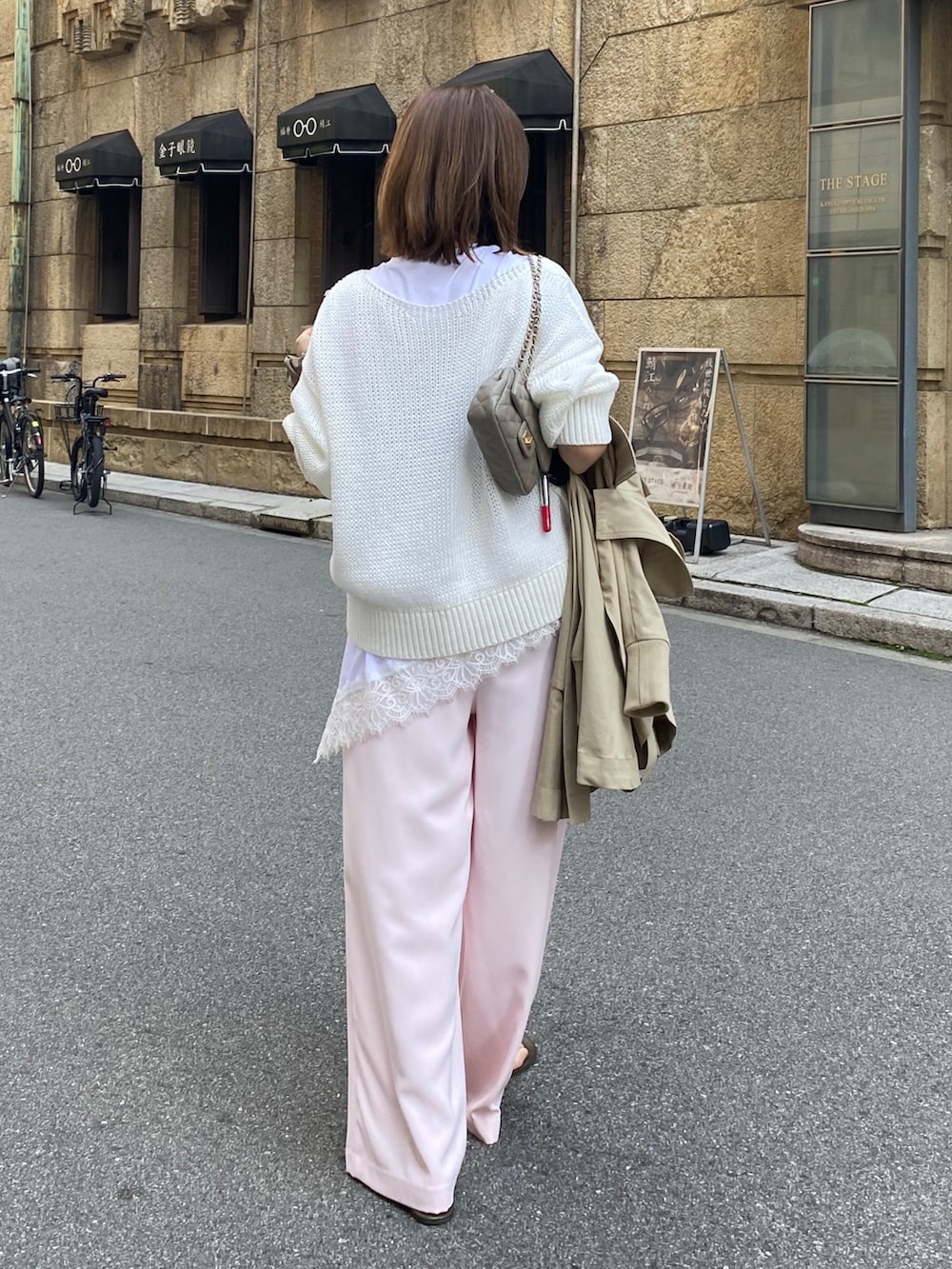 ホワイト系のTシャツ/カットソー、ピンク系のニット/セーター、ピンク系のスラックスを着用したレディースの春コーディネートの7枚目の写真