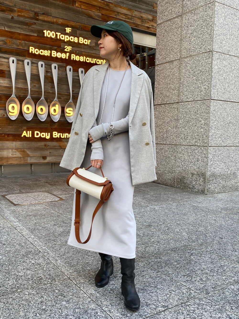 グレー系のテーラードジャケット、グレー系のワンピース、ブラウン系のショルダーバッグを着用したレディースの冬コーディネートの9枚目の写真
