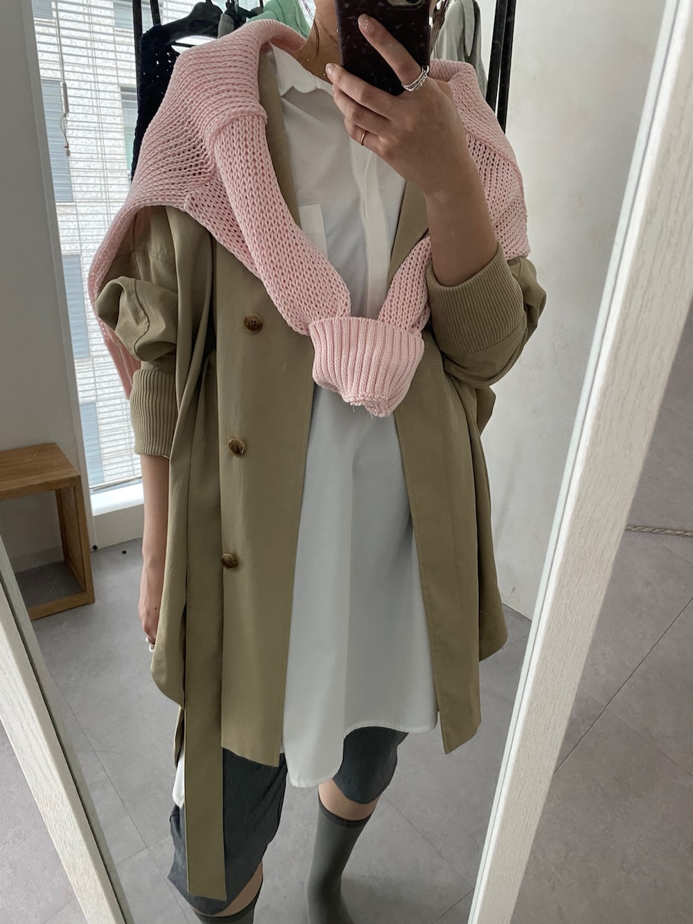 ピンク系のニット/セーター、ホワイト系のシャツ/ブラウス、グレー系のその他パンツを着用したレディースの春コーディネートの4枚目の写真
