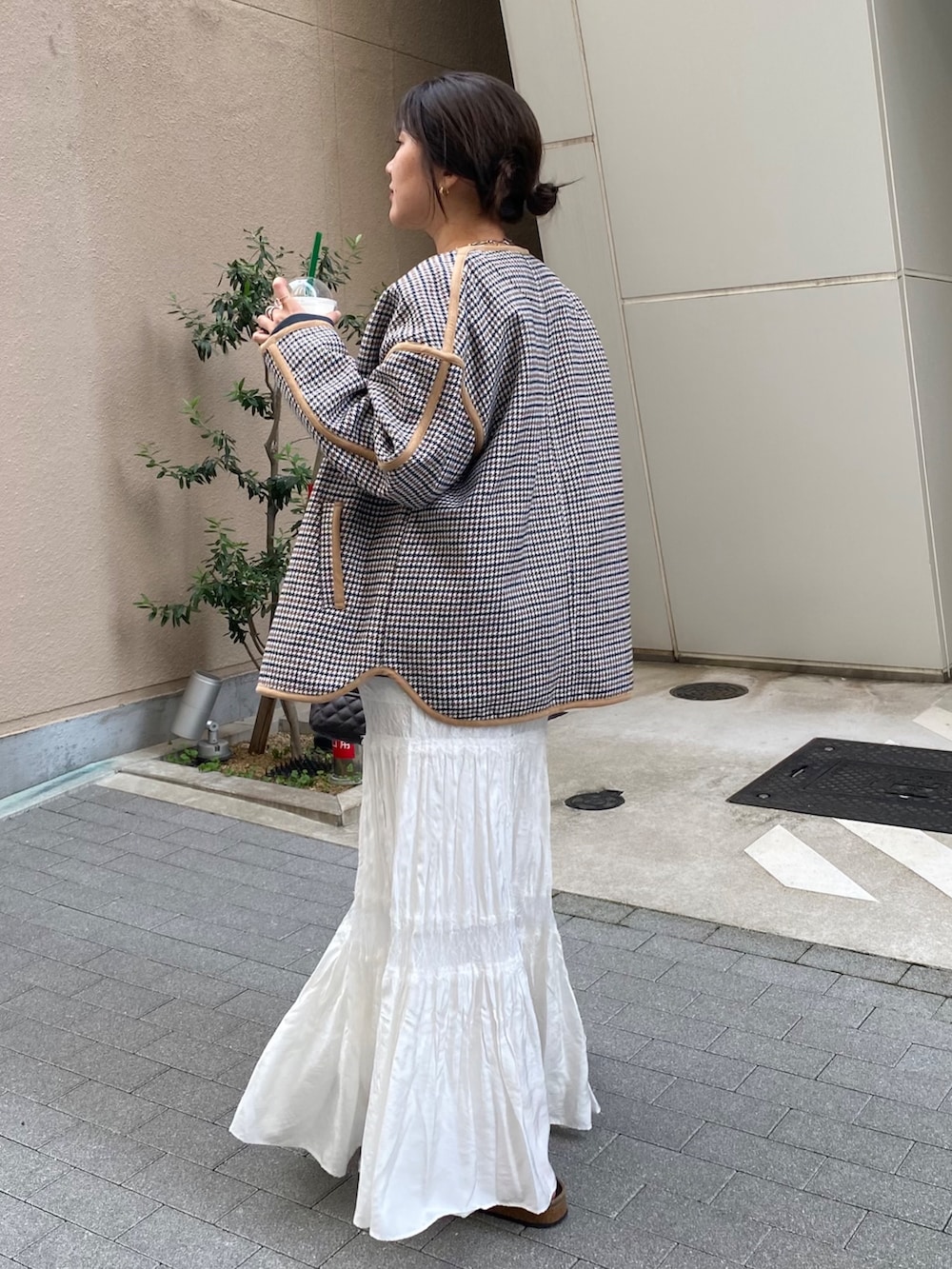 ベージュ系のその他アウター、ホワイト系のスカート、グリーン系のスウェットを着用したレディースの冬コーディネートの3枚目の写真