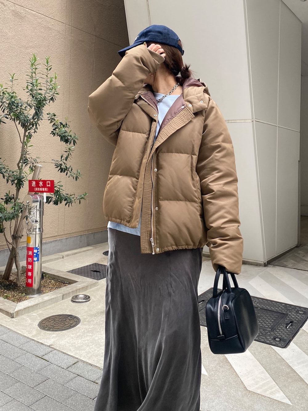 ブルー系のTシャツ/カットソー、ブラック系のスカート、ブラック系のショルダーバッグを着用したレディースの春コーディネートの7枚目の写真