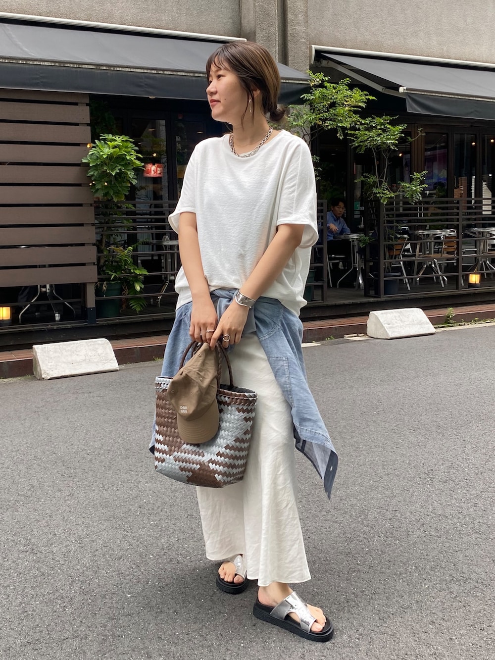 ホワイト系のTシャツ/カットソー、ホワイト系のスカート、ブルー系のシャツ/ブラウスを着用したレディースの夏コーディネートの6枚目の写真