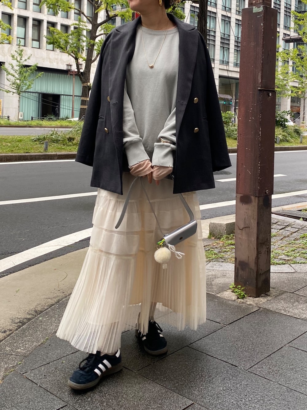 グレー系のTシャツ/カットソー、ホワイト系のスカート、ピンク系のTシャツ/カットソーを着用したレディースの冬コーディネートの9枚目の写真