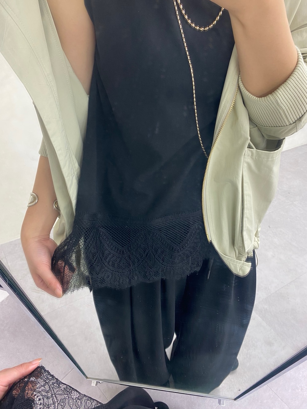 ベージュ系のその他アウター、ブラック系のTシャツ/カットソー、ブラック系のその他パンツを着用したレディースの春コーディネートの3枚目の写真