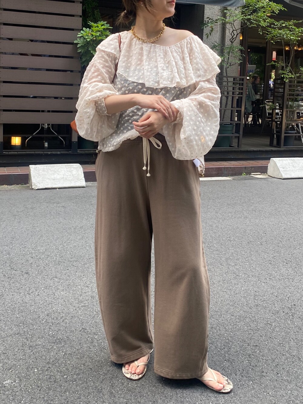 ホワイト系のシャツ/ブラウス、ブラウン系のその他パンツ、ブラウン系のショルダーバッグを着用したレディースの夏コーディネートの9枚目の写真