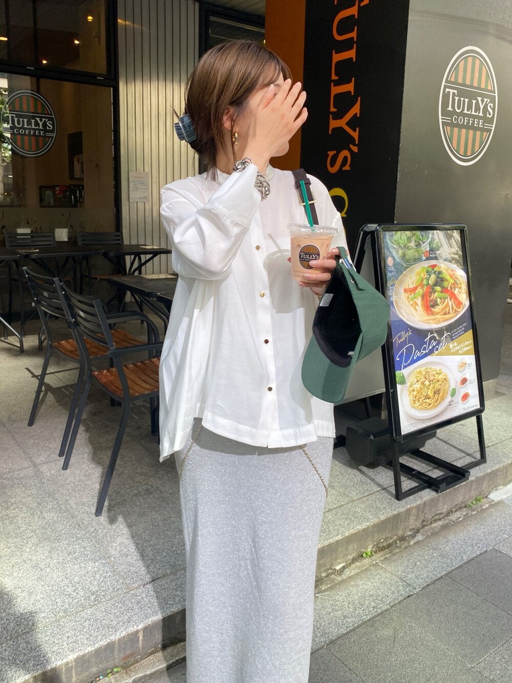 ホワイト系のシャツ/ブラウス、シルバー系のスカート、ブラウン系のショルダーバッグを着用したレディースの秋コーディネートの3枚目の写真