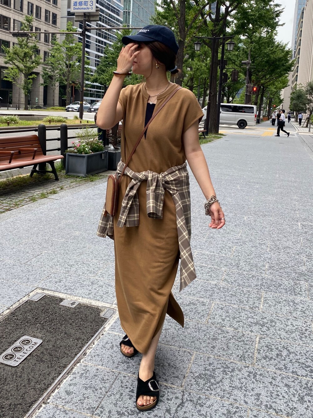 イエロー系のワンピース、ベージュ系のシャツ/ブラウスを着用したレディースの秋コーディネートの9枚目の写真