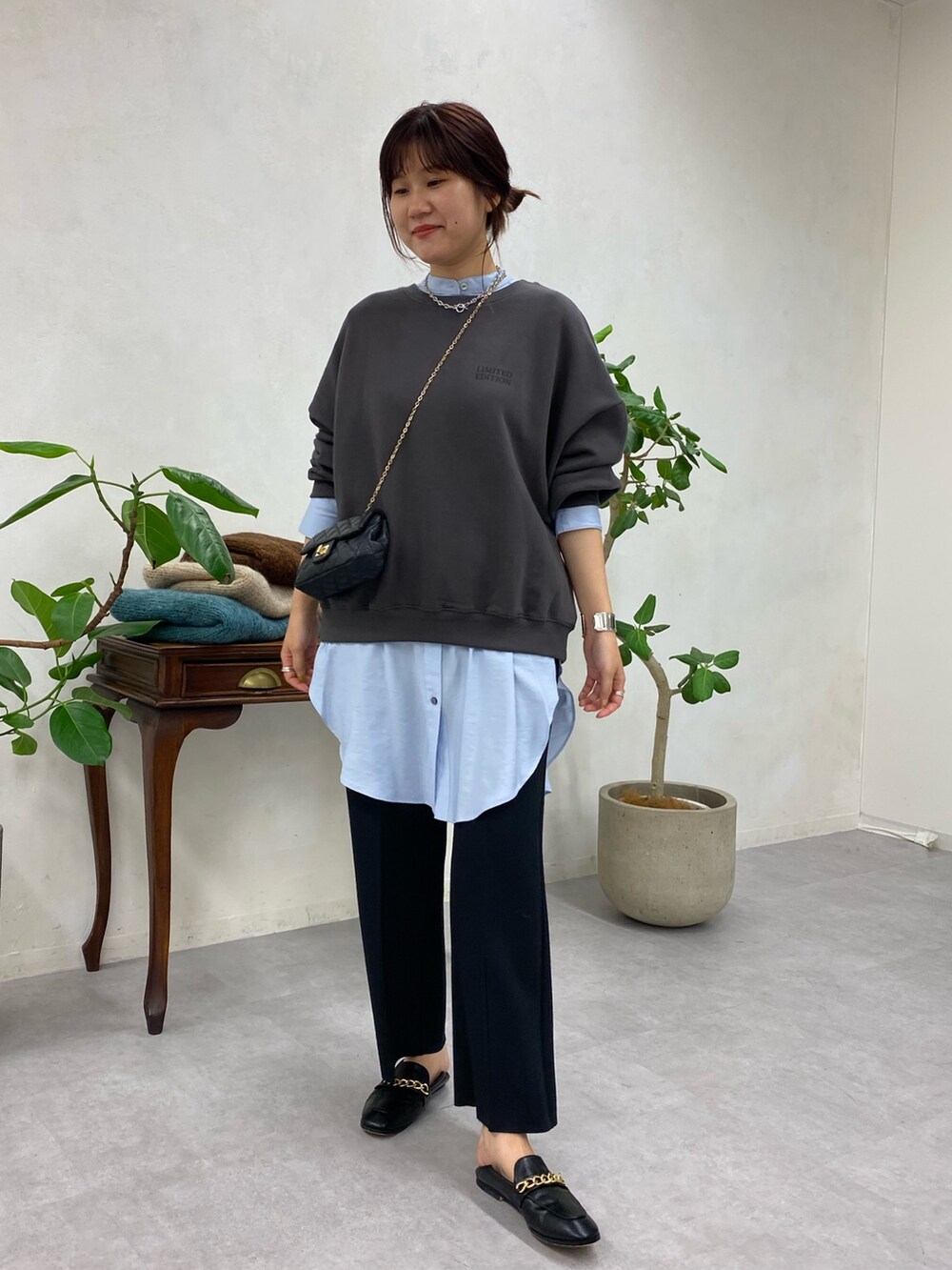 グレー系のスウェット、ブルー系のシャツ/ブラウス、ブラック系のその他パンツを着用したレディースの夏コーディネートの3枚目の写真