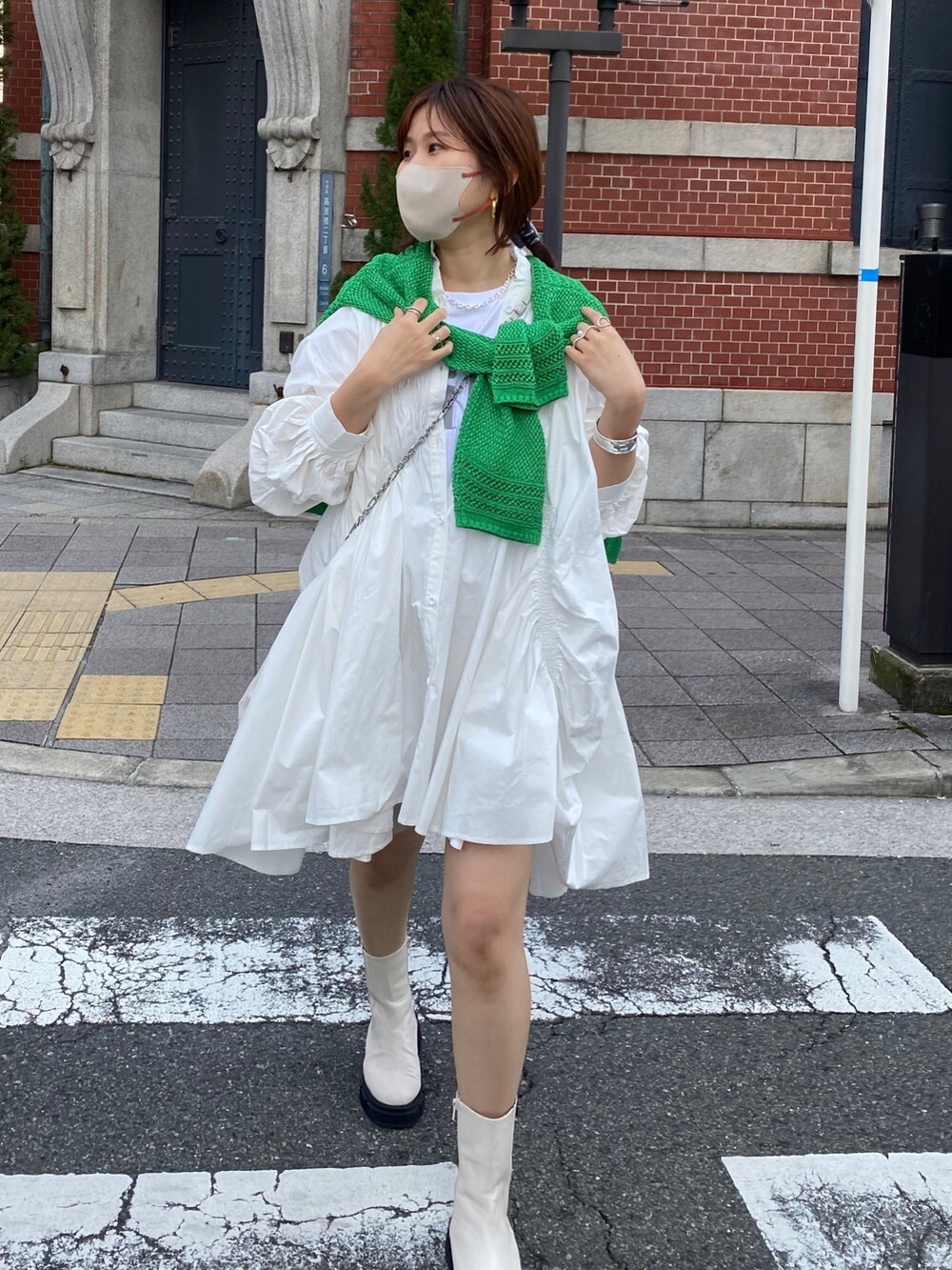 ホワイト系のワンピース/ドレス、グレー系のTシャツ/カットソー、グリーン系のニット/セーターを着用したレディースの春コーディネートの8枚目の写真