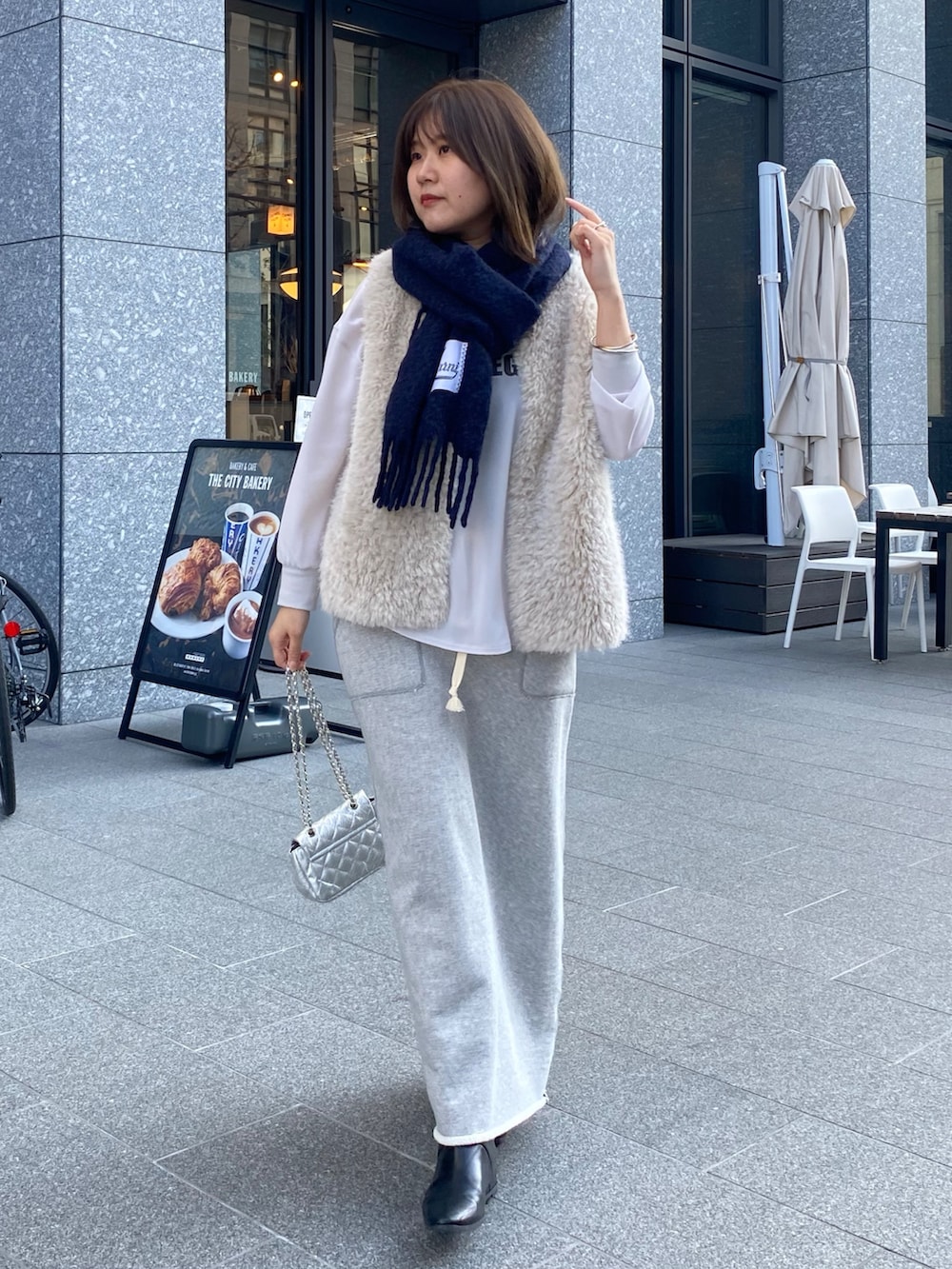 グレー系のシャツ/ブラウス、グレー系のスカートを着用したレディースの冬コーディネートの10枚目の写真