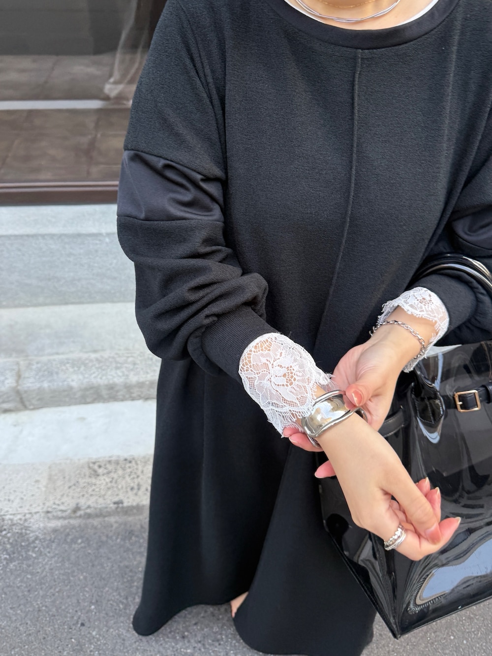 ホワイト系のTシャツ/カットソー、ブラック系のワンピースを着用したレディースの冬コーディネートの5枚目の写真