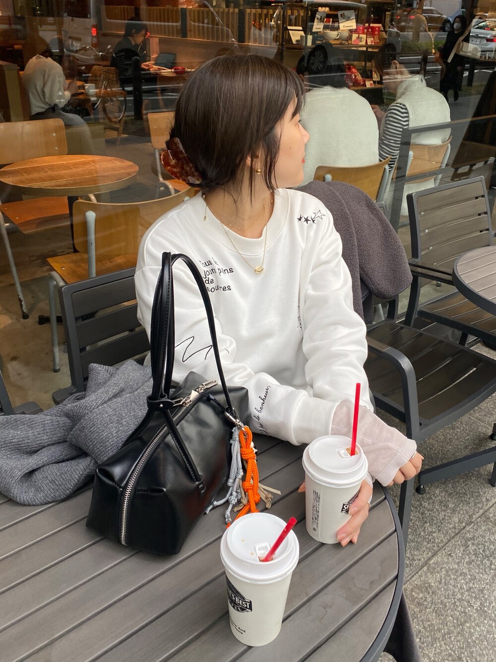 ホワイト系のTシャツ/カットソー、グレー系のスカート、グレー系のその他アウターを着用したレディースの冬コーディネートの2枚目の写真