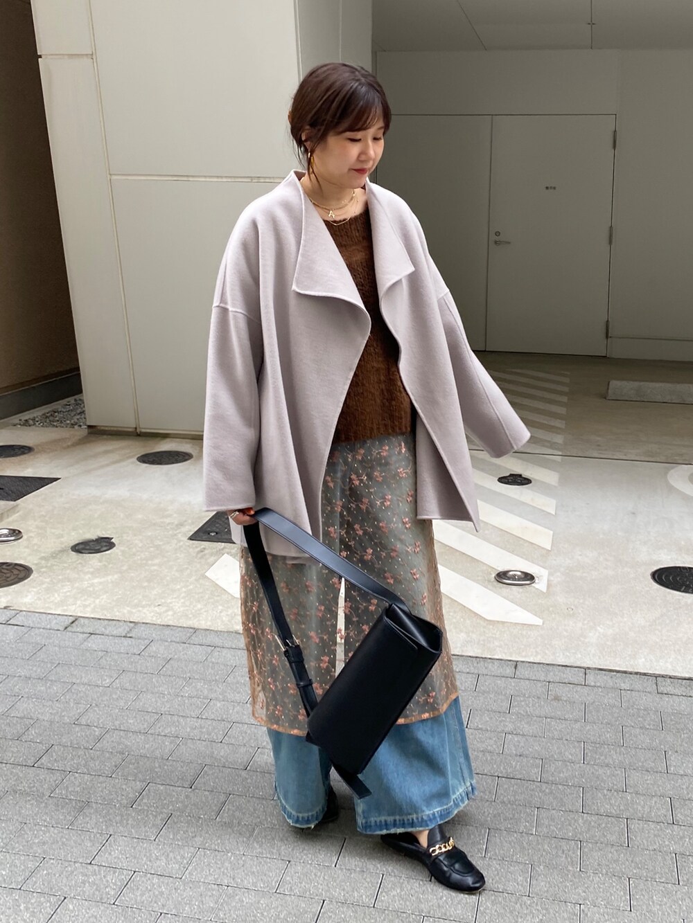 ベージュ系のその他アウター、ピンク系のスカート、ブルー系のデニムパンツを着用したレディースの冬コーディネートの8枚目の写真