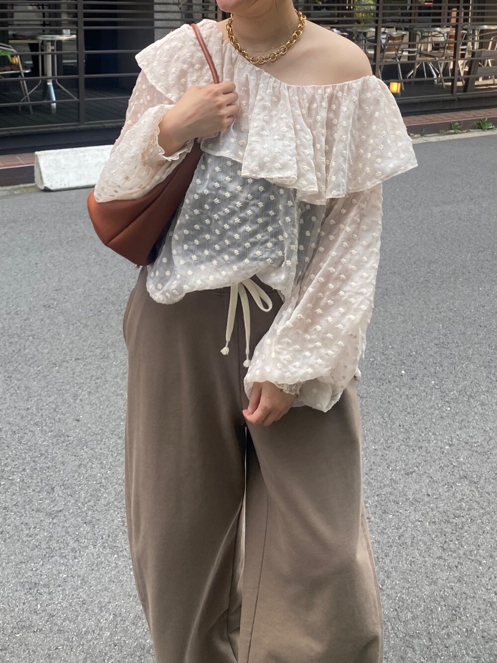 ホワイト系のシャツ/ブラウス、ブラウン系のその他パンツ、ブラウン系のショルダーバッグを着用したレディースの夏コーディネートの2枚目の写真