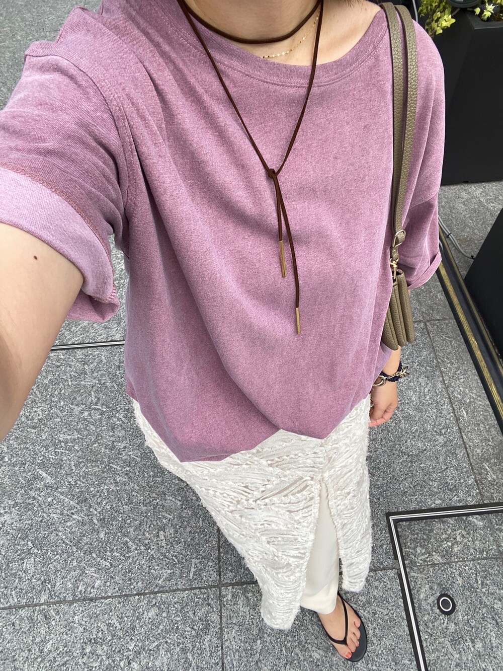 ピンク系のTシャツ/カットソー、ホワイト系のスカート、ベージュ系のショルダーバッグを着用したレディースの夏コーディネートの5枚目の写真