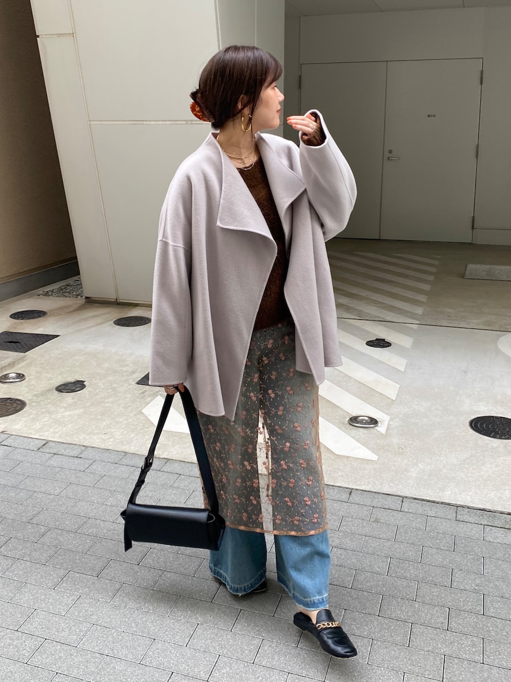 ベージュ系のその他アウター、ピンク系のスカート、ブルー系のデニムパンツを着用したレディースの冬コーディネートの2枚目の写真
