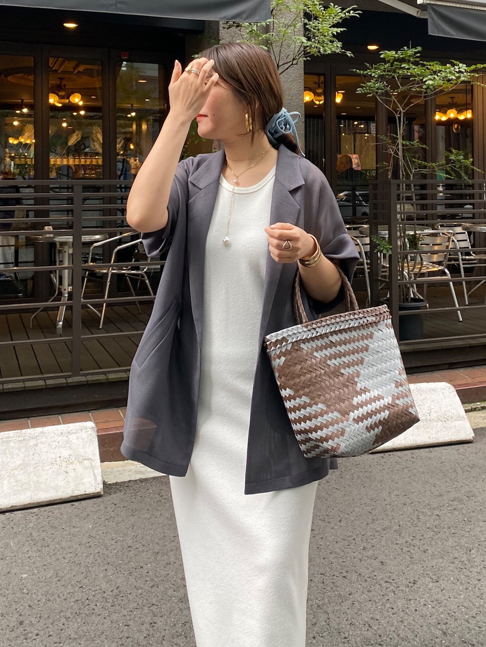 「春めき満開コーデ、ワンピース、春色、休日スタイル、デートコーデ、お出かけコーデ、大人カジュアル、着回しコーデ、春カラー、ラクチンコーデ、カジュアルスタイル、キレイめコーデ、ワンピースコーデ、高身長女子、骨格ストレート」｜「DouDouの【WEB限定】メッシュ半袖ジャケット（テーラードジャケット、グレー系）」を使った、sakuraさん（骨格ストレート・レディース・166cm）の春コーディネートの2枚目の写真
