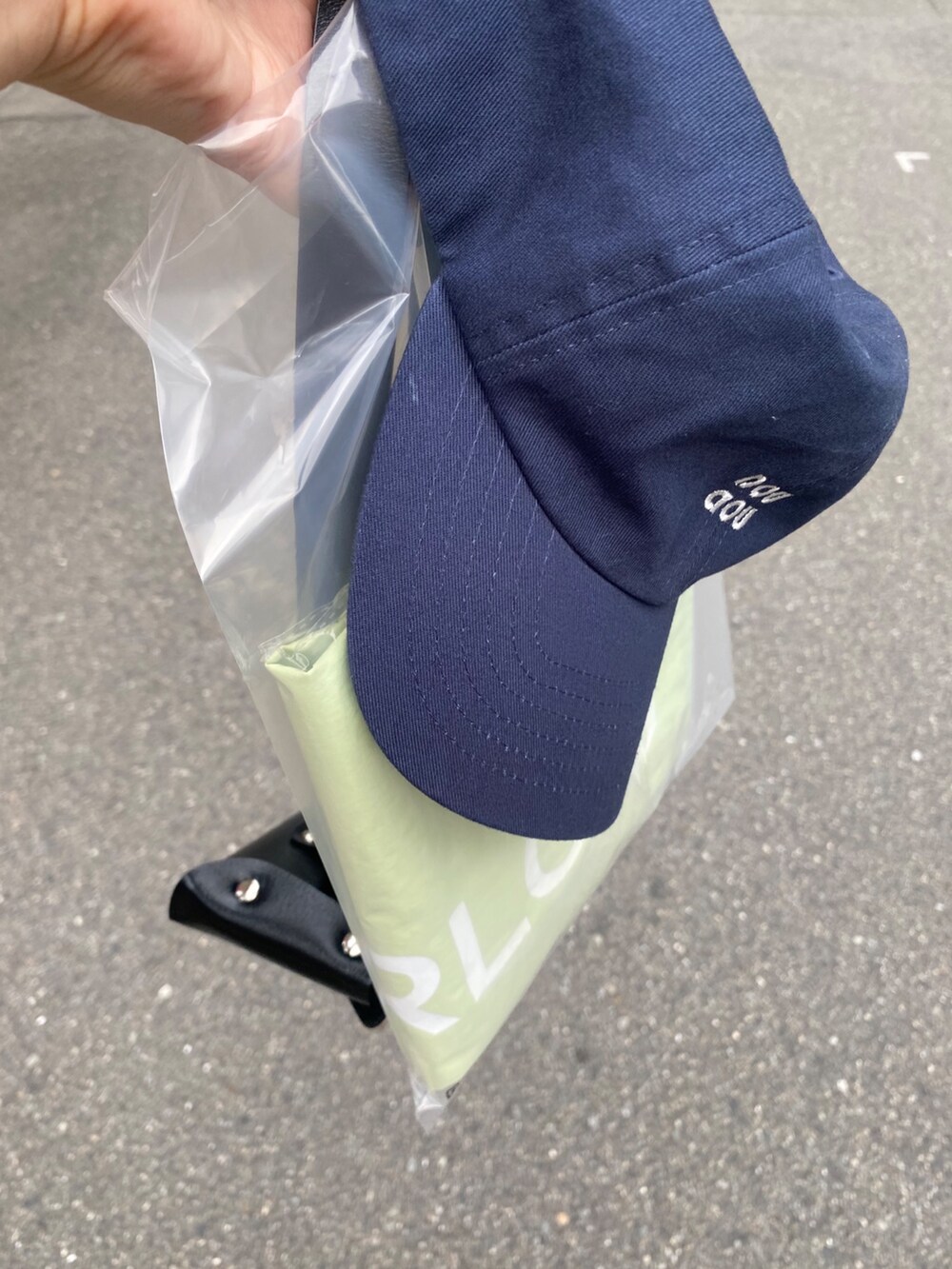 イエロー系のテーラードジャケット、イエロー系のシャツ/ブラウス、ブラウン系のタンクトップを着用したレディースの夏コーディネートの6枚目の写真