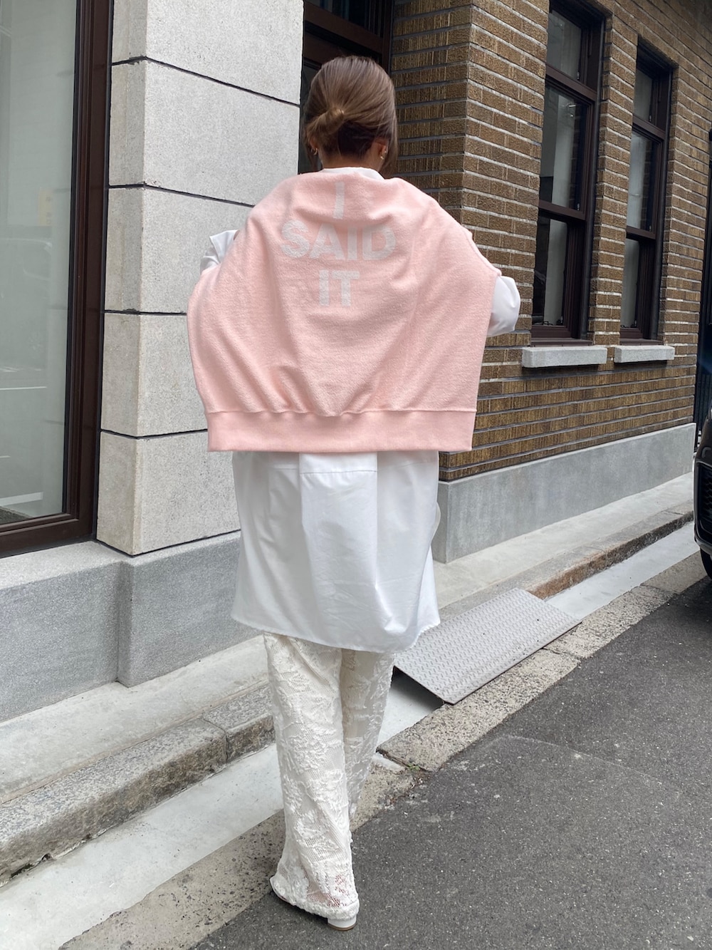 ピンク系のTシャツ/カットソー、ホワイト系のシャツ/ブラウス、ホワイト系のその他パンツを着用したレディースの春コーディネートの7枚目の写真