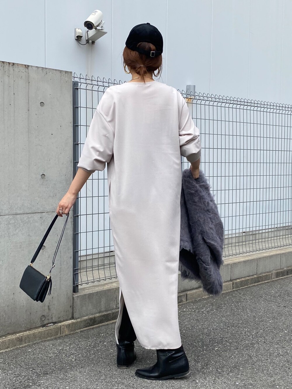 ベージュ系のワンピース、パープル系のその他アウター、ブラック系のブーツを着用したレディースの秋コーディネートの5枚目の写真