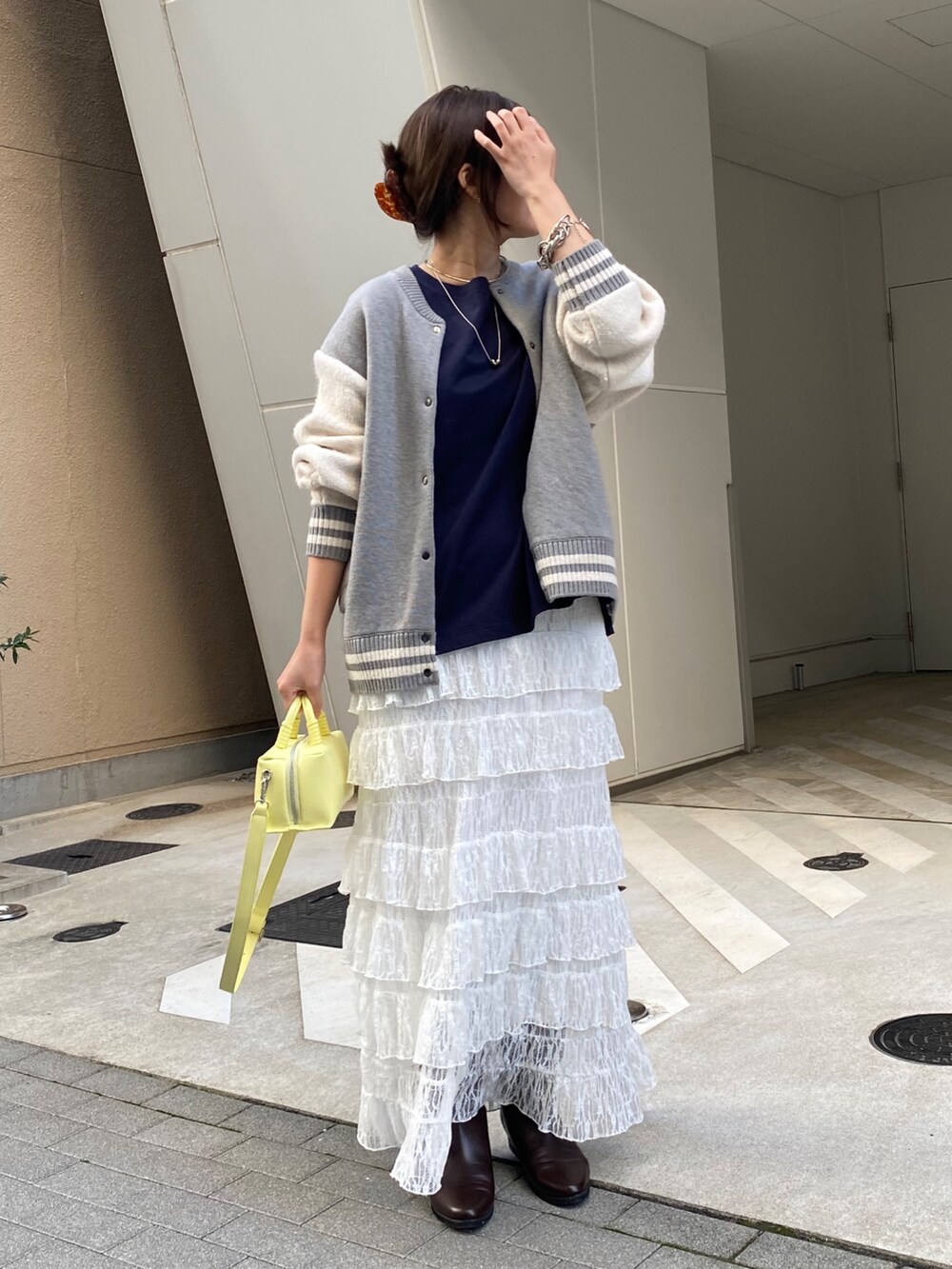 グレー系のその他アウター、ブルー系のTシャツ/カットソー、ホワイト系のスカートを着用したレディースの冬コーディネートの10枚目の写真