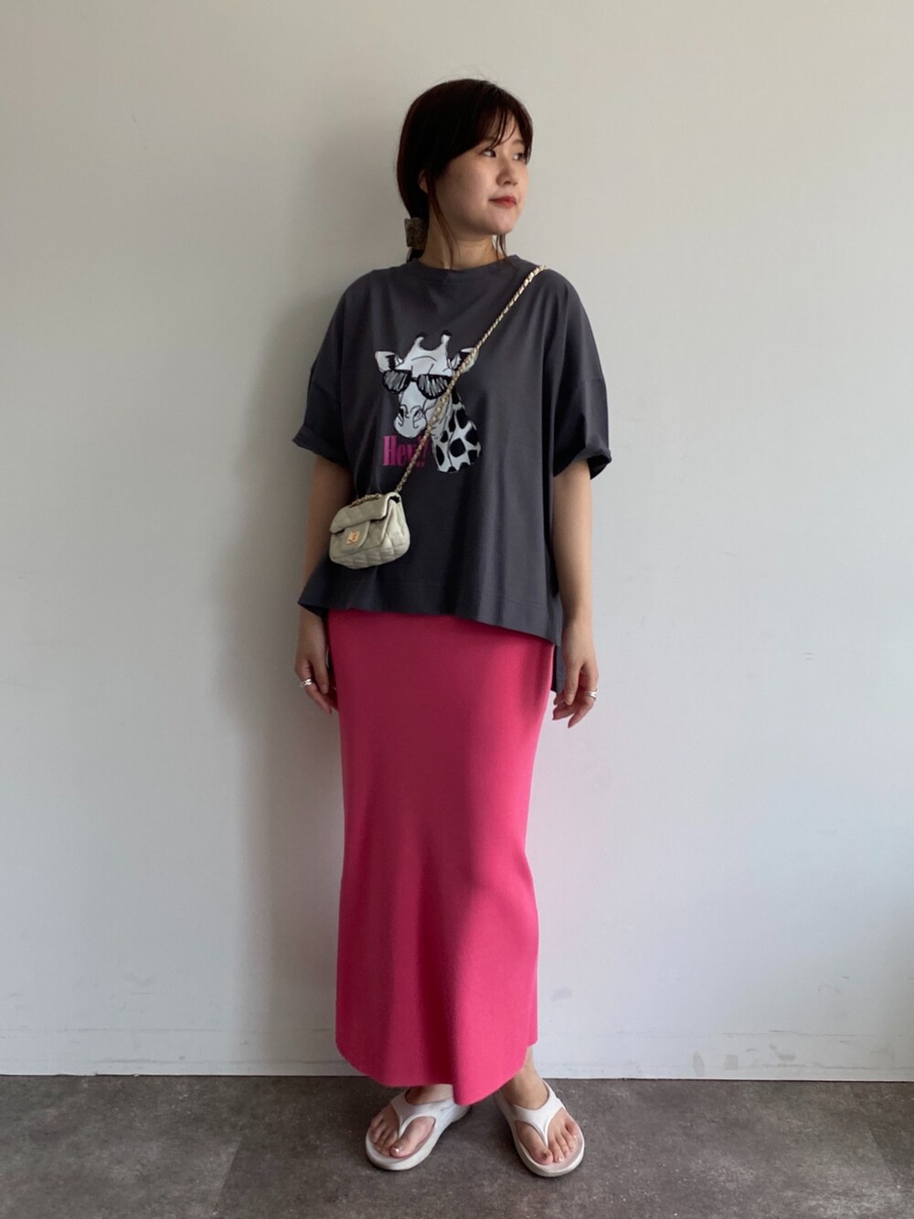 グレー系のTシャツ/カットソー、ピンク系のスカート、ホワイト系のショルダーバッグを着用したレディースの夏コーディネートの5枚目の写真