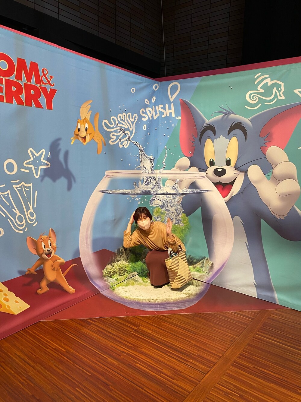 イエロー系のTシャツ/カットソー、ブラウン系のスカートを着用したレディースの夏コーディネートの5枚目の写真